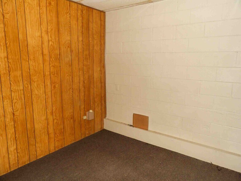 More Photos Of 400 E Jack Choate Ave, Hennessey Office For Sale
