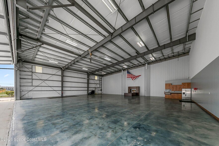 More Photos Of 805 Tower Access Rd, Melbourne Airplane Hangar For Sale