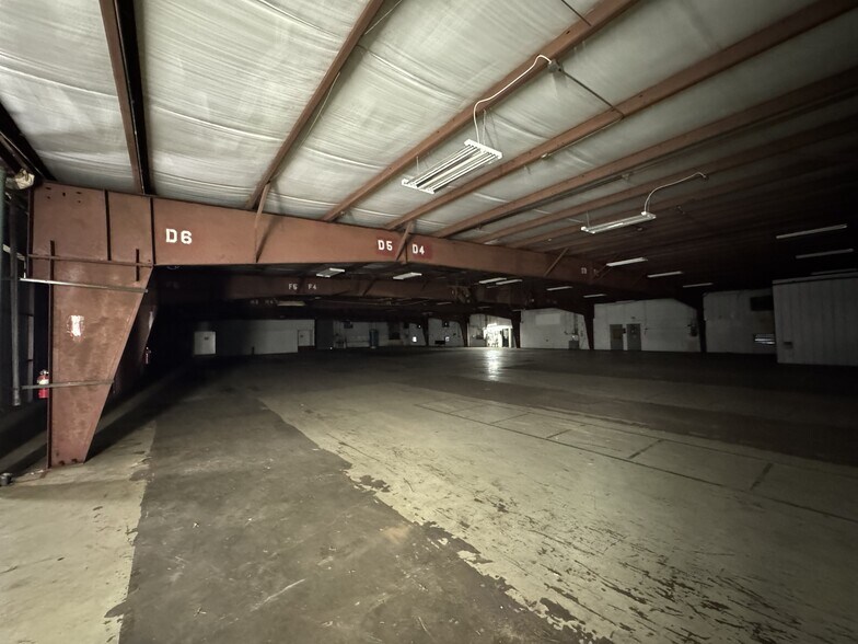 More Photos Of 1830 N Pine St, Vivian Distribution For Sale