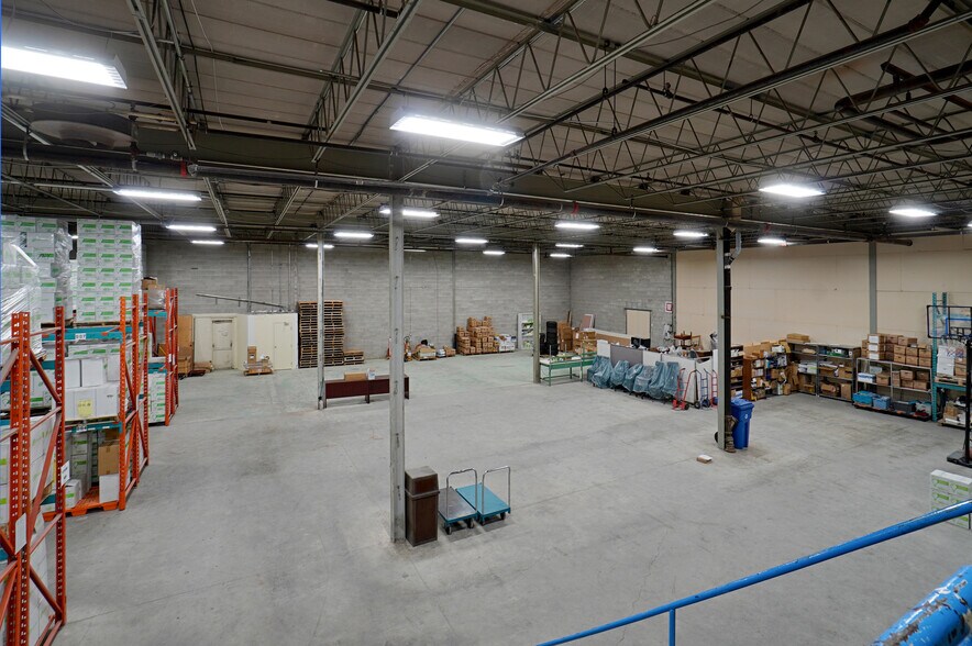 More Photos Of 115-117 Boul Brunswick, Pointe-claire Warehouse For Lease