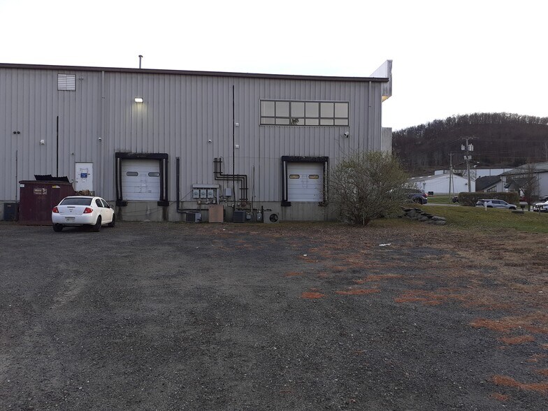 More Photos Of 31 Elkay Dr, Chester Manufacturing For Lease