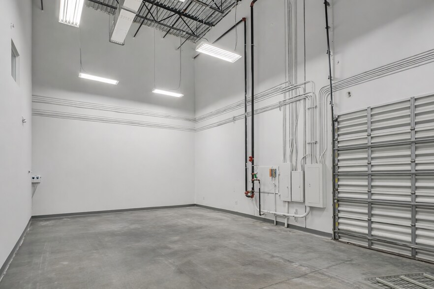 More Photos Of 4800 Lyons Technology Pky, Coconut Creek Warehouse For Lease