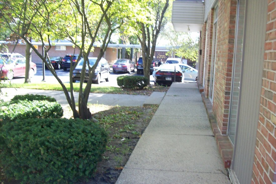 More Photos Of 23030 Mooney St, Farmington Medical For Lease