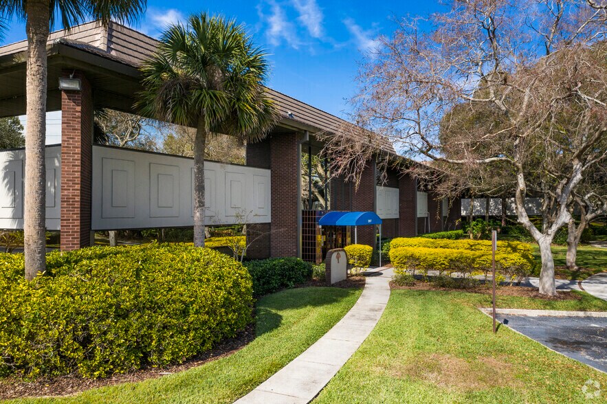 More Photos Of 2807 W Busch Blvd, Tampa Unknown For Lease