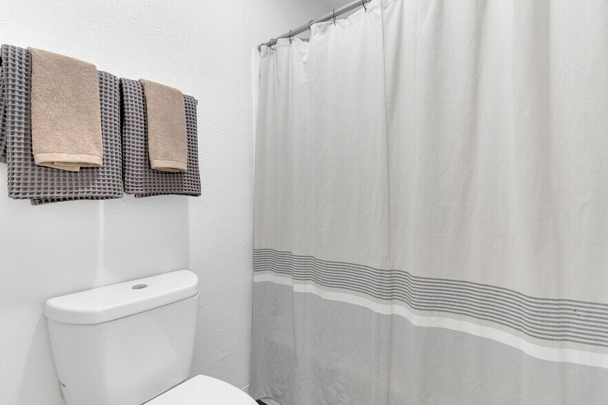 More Photos Of 5050 Fredericksburg Rd, San Antonio Apartments For Sale