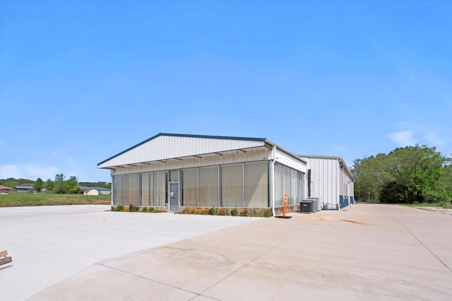More Photos Of 325 E State Ave, Tonganoxie Auto Dealership For Lease