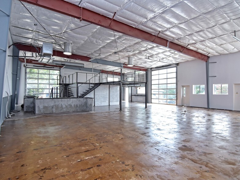 More Photos Of 1106 S 8th St, Austin General Retail For Lease