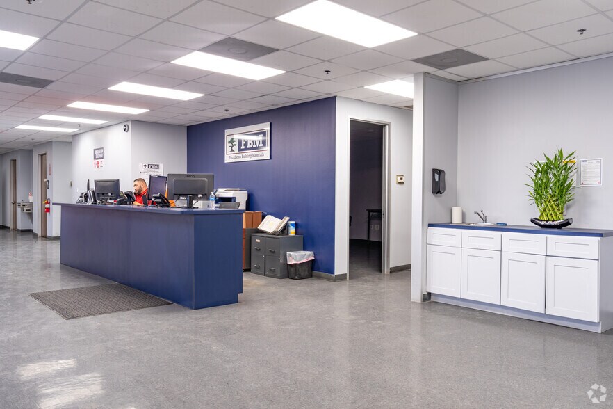 More Photos Of 10700 Gulf Fwy, Houston Warehouse For Lease