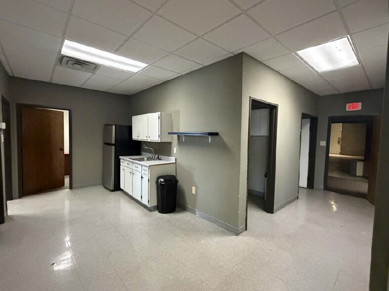 More Photos Of 1930 Alpha Dr, Rockwall Showroom For Lease