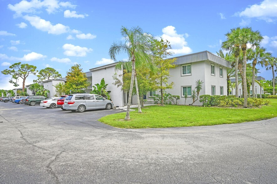 More Photos Of 8372 Beacon Blvd, Fort Myers Apartments For Sale