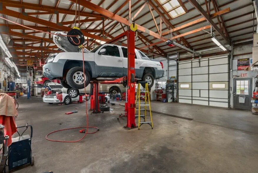 More Photos Of 2300 Hoffman Dr, Effingham Auto Repair For Sale