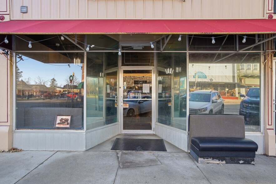 More Photos Of 103 N Allen St, Centralia General Retail For Sale