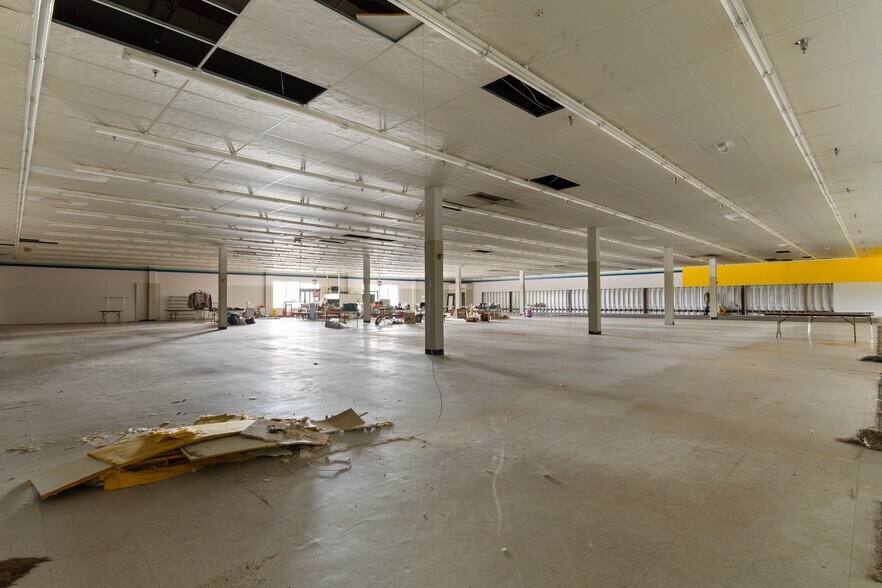 More Photos Of 480 Nelson Blvd, Kingstree Department Store For Sale