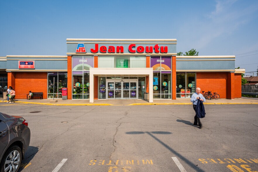 More Photos Of 7001-7155 Ch Côte St-Luc, Montréal Unknown For Lease