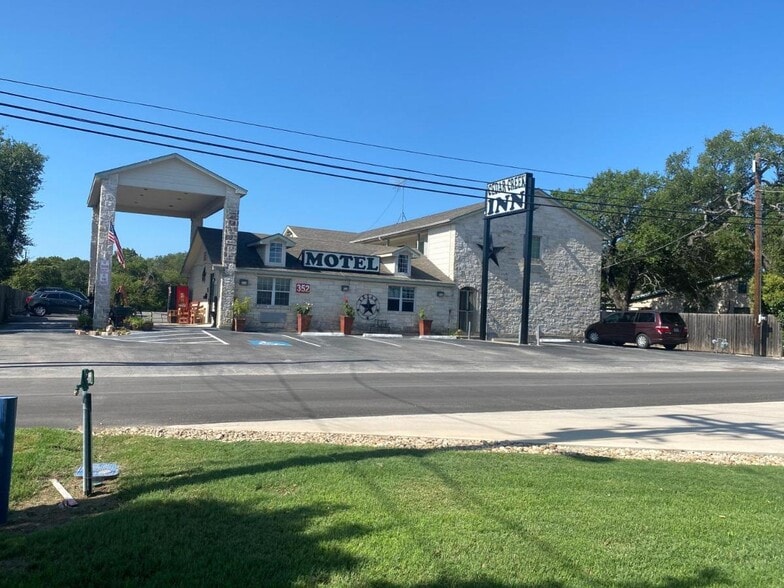 More Photos Of 352 E Vaughan St, Bertram Hotel For Sale