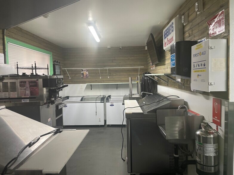 More Photos Of 94 E Route 66, Columbia Restaurant For Sale