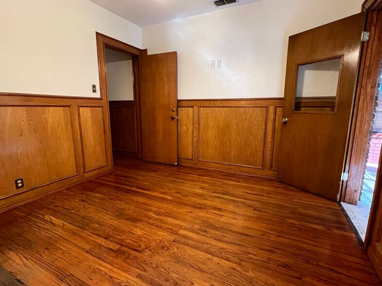 More Photos Of 1618 Pecan Blvd, McAllen Office For Lease