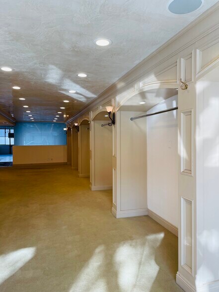 More Photos Of 220-228 N Canon Dr, Beverly Hills Loft Creative Space For Lease