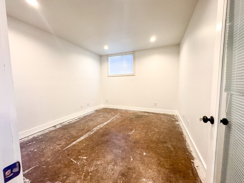 More Photos Of 920 Dauphin St, Mobile Office For Sale