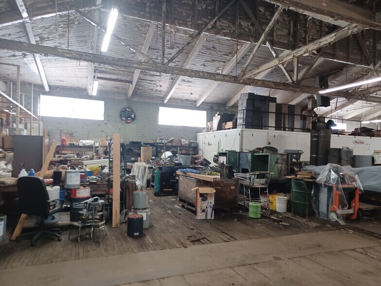 More Photos Of 419 S Broad St, Klamath Falls Light Distribution For Sale