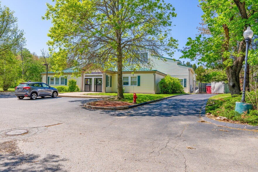 More Photos Of 150 Boston Post Rd, Sudbury Veterinarian Kennel For Sale