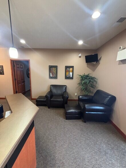 More Photos Of 1820-1824 N 169th Plz, Omaha Office For Lease