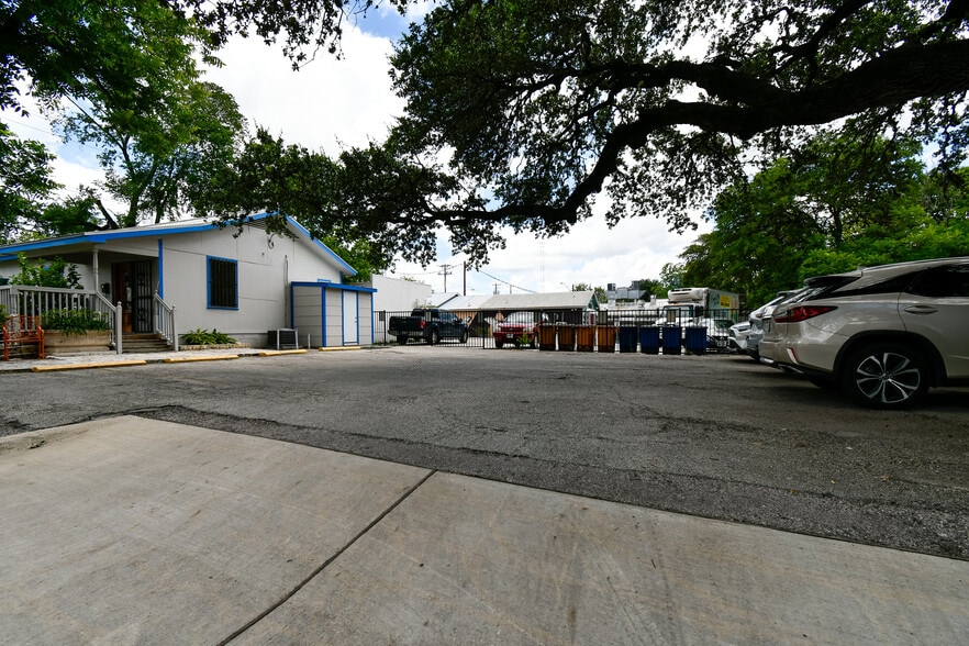 More Photos Of 1715 S 1st St, Austin Office For Sale