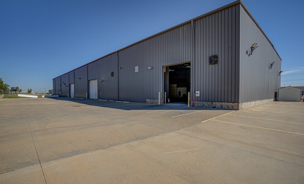 More Photos Of 4701 United Dr, Oklahoma City Warehouse For Lease