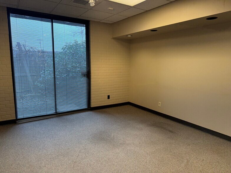 More Photos Of 1703 E Skelly Dr, Tulsa Office For Lease
