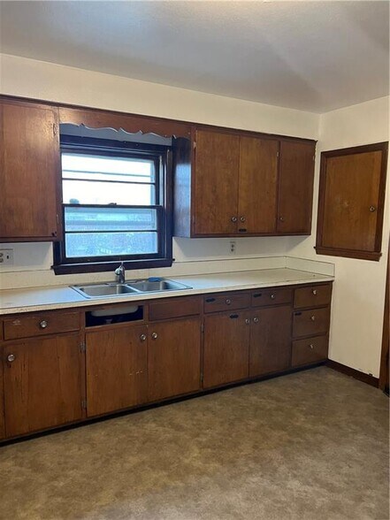 More Photos Of 416 Putnam St, Eau Claire Supermarket For Sale