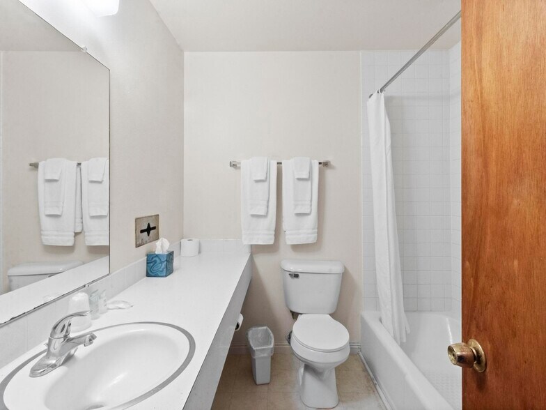 More Photos Of 1806 E Cedar Ave, Rawlins Hotel For Sale