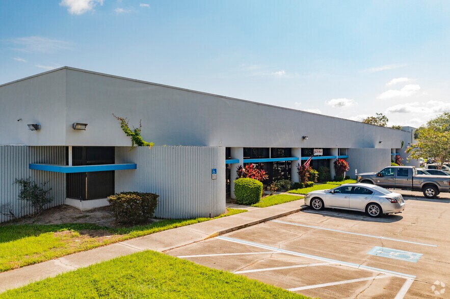 More Photos Of 8402 Laurel Fair Cir, Tampa Unknown For Lease