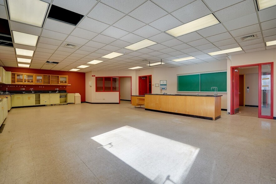 More Photos Of 275 Portsmouth Ave, Stratham Light Manufacturing For Sale