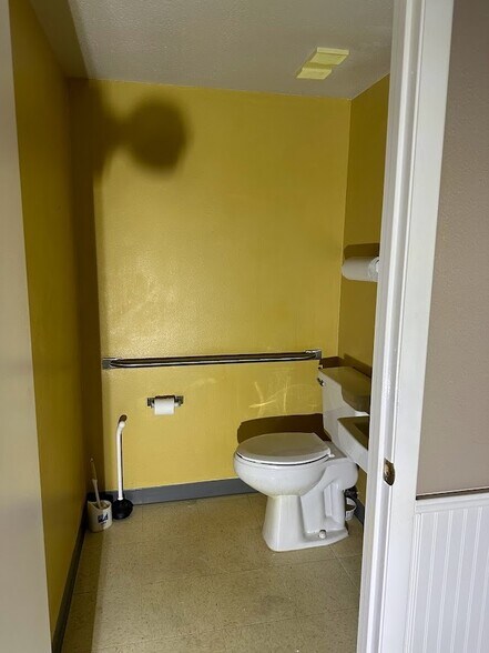 More Photos Of 821 NE 36th Terrace, Ocala Department Store For Lease