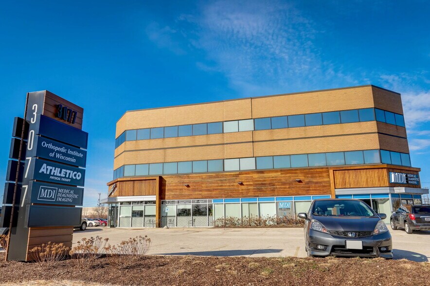 More Photos Of 3077 N Mayfair Rd, Wauwatosa Medical For Lease