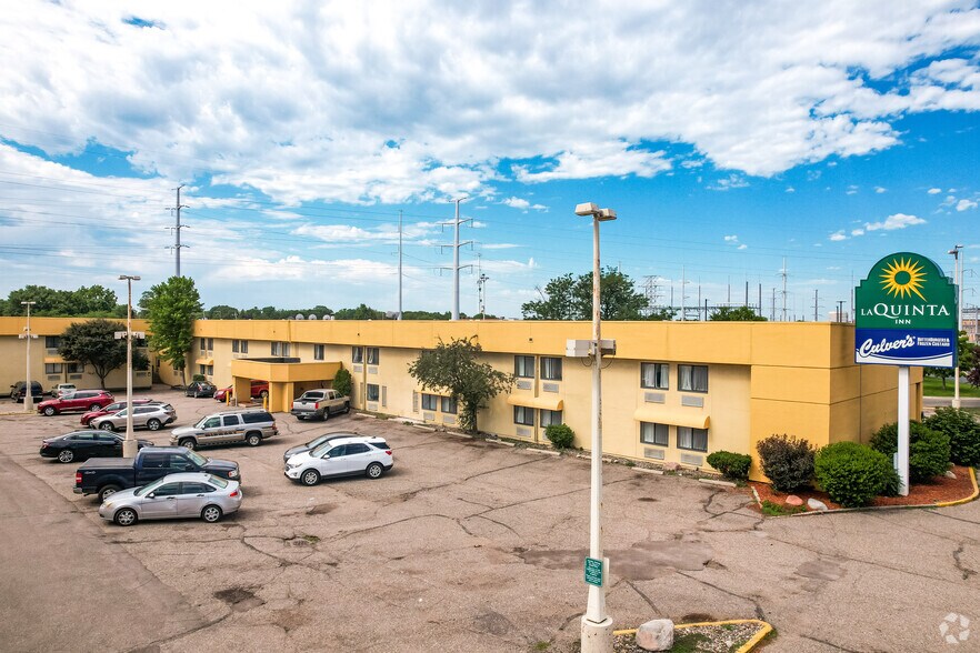 More Photos Of 7815 Nicollet Ave S, Bloomington Hotel For Sale