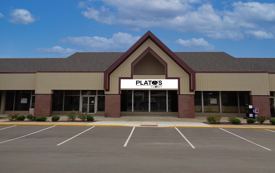 Primary Photo Of 14208-14242 Manchester Rd, Ballwin General Retail For Lease
