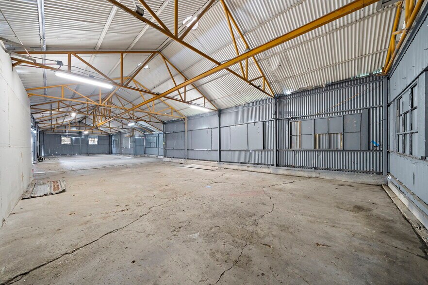 More Photos Of 120 N Bryan St, Houston Warehouse For Lease