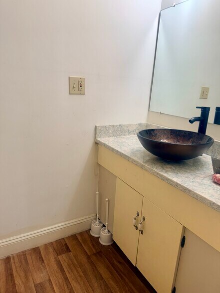 More Photos Of 303 Pine St, Manchester Apartments For Lease