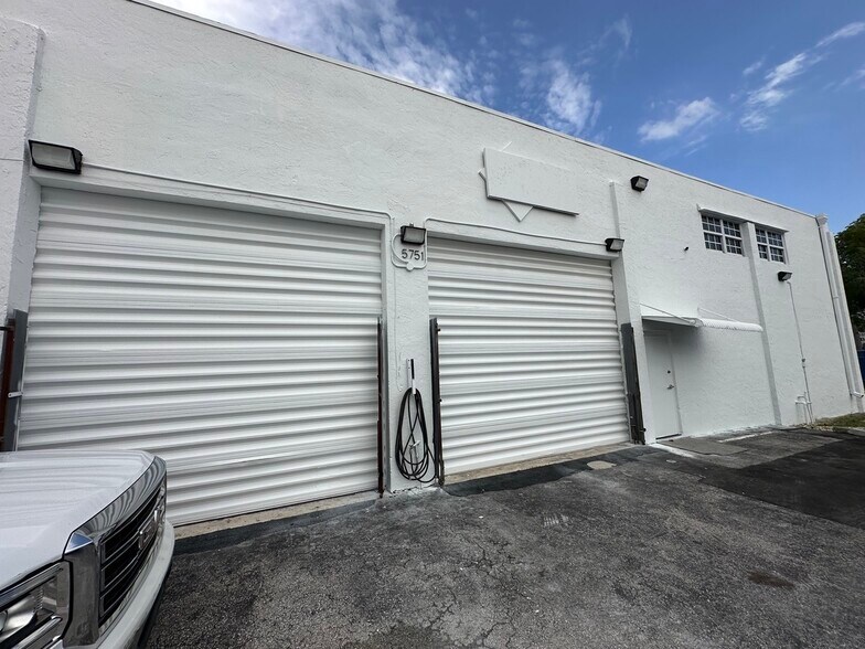 More Photos Of 5751 Dawson St, Hollywood Warehouse For Lease