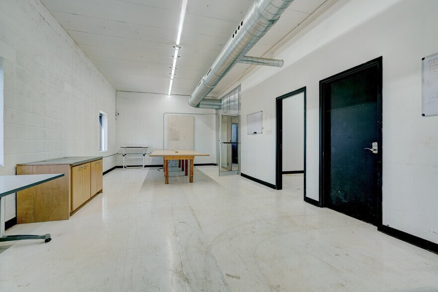 More Photos Of 36 NE 36th St, Oklahoma City Manufacturing For Lease
