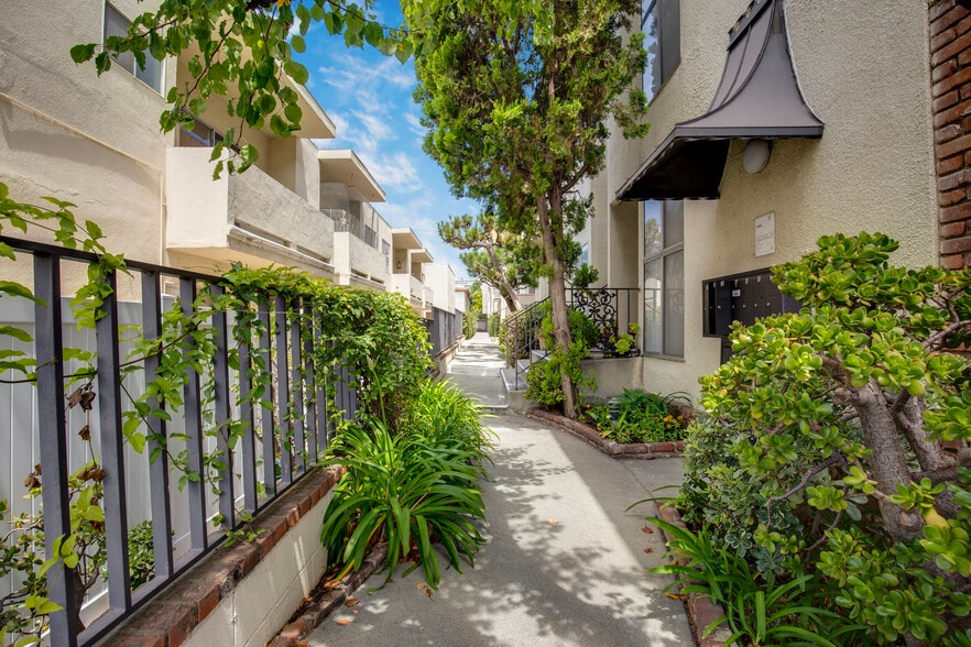 More Photos Of 11733 Mayfield Ave, Los Angeles Apartments For Sale