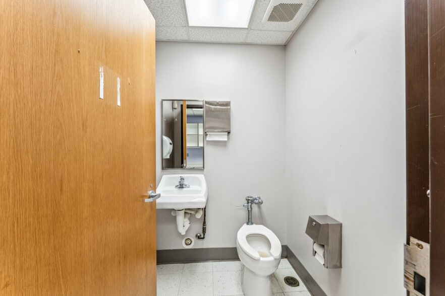 More Photos Of 1090 9th Ave SW, Bessemer Medical For Sale