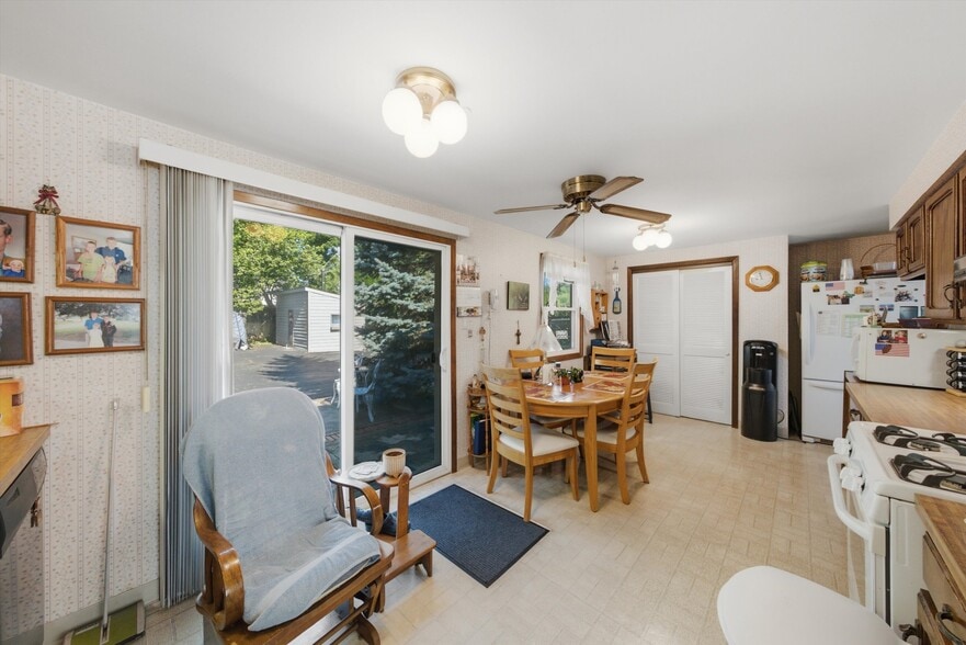 More Photos Of 34112 N Barron Blvd, Grayslake Flex For Sale
