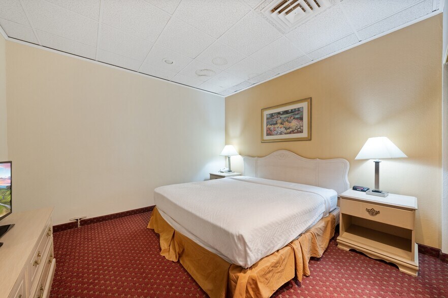 More Photos Of 1530 Cleveland Rd, Sandusky Hotel For Sale