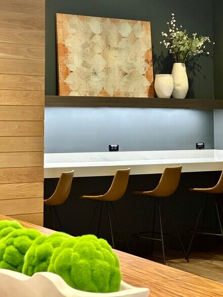 More Photos Of 1 Ravinia Dr, Atlanta Unknown For Lease