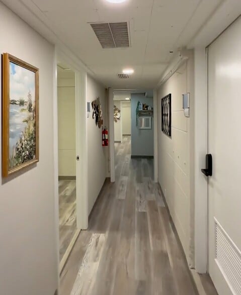 More Photos Of 1126 Cesery Blvd, Jacksonville Veterinarian Kennel For Lease