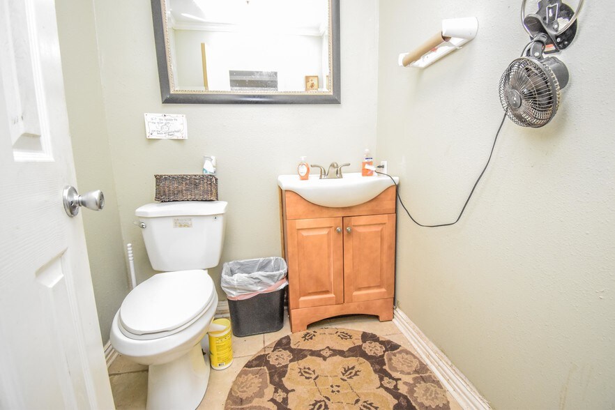 More Photos Of 511 N Northeast Loop 323, Tyler Office Residential For Lease