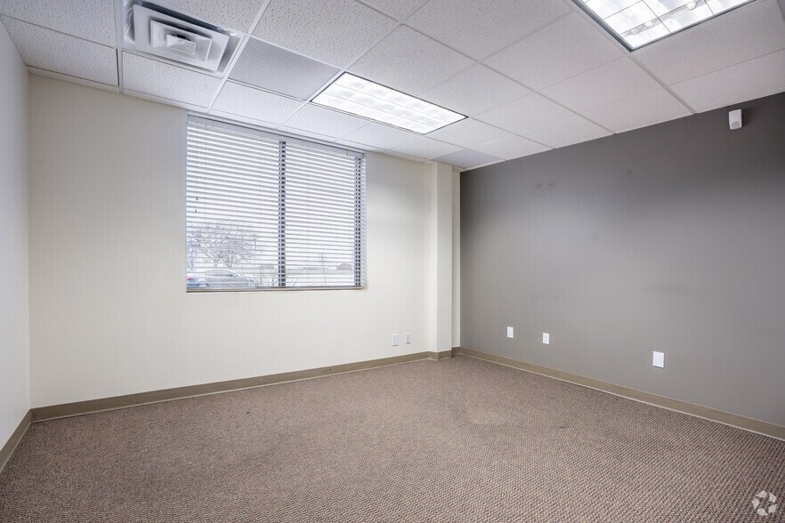 More Photos Of 2821 Lackland Rd, Fort Worth Office For Sale