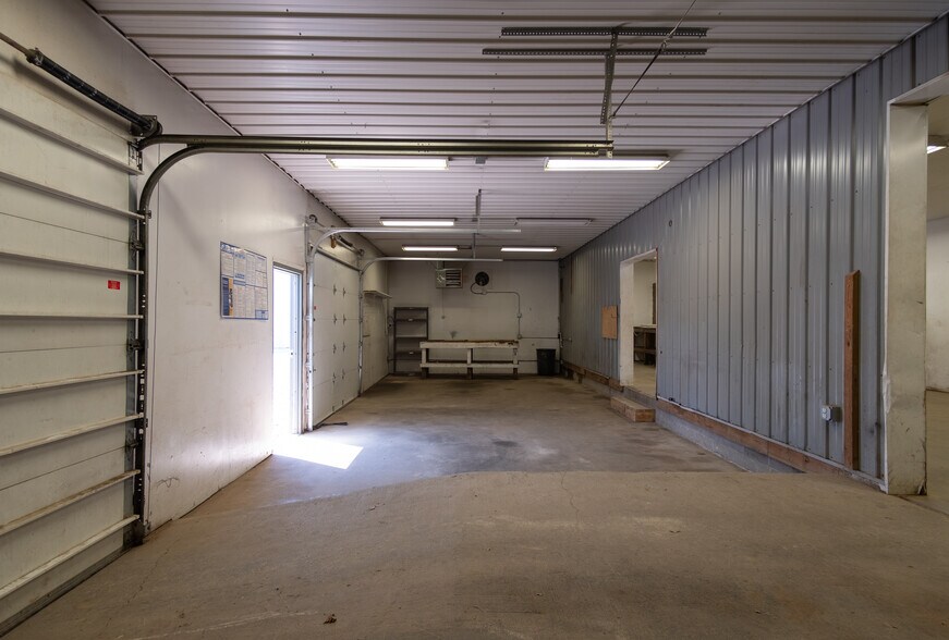 More Photos Of 27425 State Route 7, Marietta Auto Repair For Lease